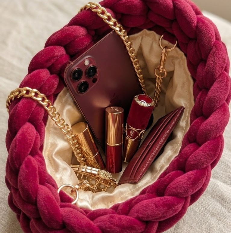 ##Le Rubis – Sac Velvet Chunky Knit Bordeaux & Abeille Dorée##